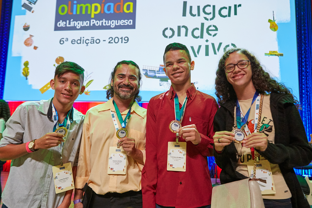 Francisco de Moura (camisa vermelha), colegas e professor vencedores. Foto: Livia Wu/Itaú Social.